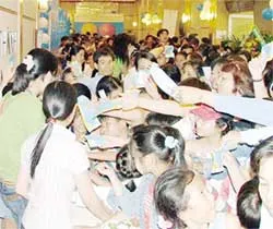Chen lấn tại Ngày hội sách thế giới tại Việt Nam