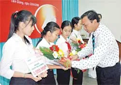 Thêm 12 thí sinh khu vực ĐBSCL được trao học bổng