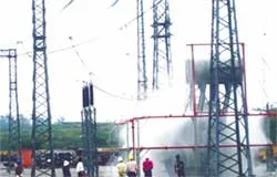 Hai cha con và máy chữa cháy tự động