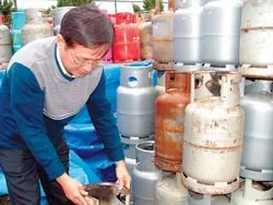 Giá gas tăng 9.000 đồng/bình 12kg