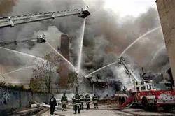 Cháy lớn tại khu cảng ở New York