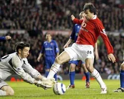 Van Nistelrooy đã thua “cuộc trắc nghiệm lòng tin” ảnh 1