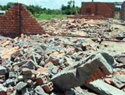 13 căn nhà mới xây bị sập