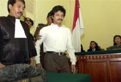 Xét xử 4 nghi can đánh bom khủng bố Bali