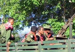 Hơn 800 người dân tộc Karen chạy nạn sang Thái Lan