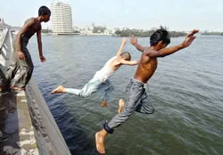 Nắng nóng kéo dài, hàng chục người thiệt mạng