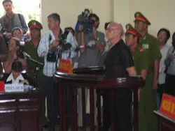 Hoãn xử phúc thẩm vụ Gary Glitter “dâm ô trẻ em”