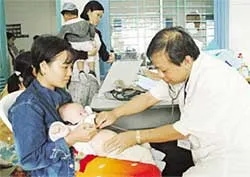 Thí điểm mua thẻ BHYT cho trẻ dưới 6 tuổi