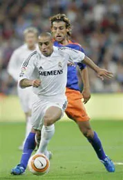 Carlos đi hay ở ? ảnh 1