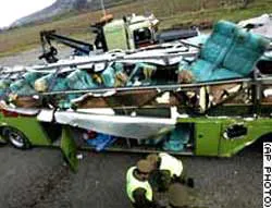 Xe buýt lao xuống sông, 50 người chết và bị thương