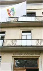 Khám xét trụ sở và nhà cầu thủ Juventus ảnh 1