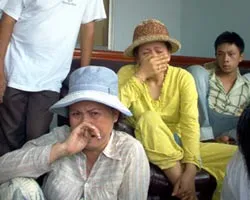 Tàu chở nạn nhân bão số 1 cập cảng Đà Nẵng