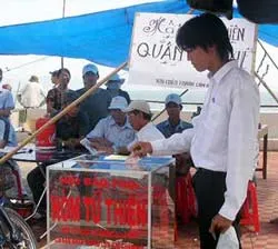 Cứu trợ các gia đình bị nạn do cơn bão số 1