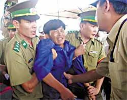 Nước mắt thấm bến Sông Hàn