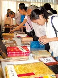 Sách văn học và… quảng cáo