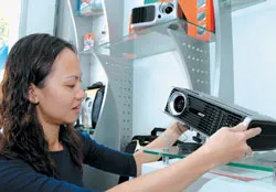 Thị trường máy chiếu hút khách