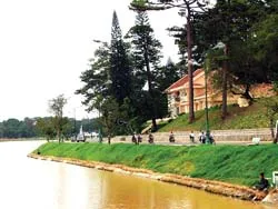 Tên "Hồ Xuân Hương" ở Đà Lạt xuất phát từ tên người?