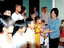Mang niềm vui nhỏ cho trẻ em nghèo khó