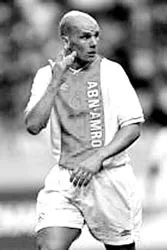 Cựu cầu thủ Ajax Amsterdam Jan Van Halst thăm Việt Nam ảnh 1