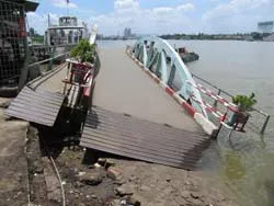 Giao thông tại bến phà bị tê liệt hoàn toàn