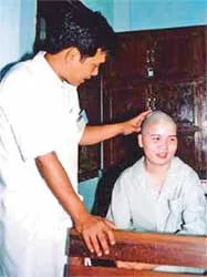 Người có bàn tay cứu sinh ảnh 2