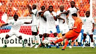 Pha sút phạt ghi bàn mở tỷ số trận đấu cho tuyển Hà Lan của Robin Van Persie