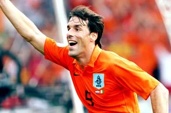 Ruud van Nistelrooy ghi bàn nâng tỷ số lên 2 - 0 cho tuyển Hà Lan