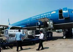 Mỗi suất làm tiếp viên hàng không : 20.000 USD