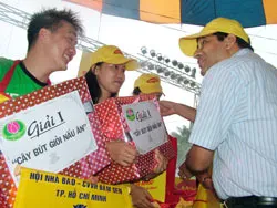 Nhà báo Kim Thanh và ca sĩ Đàm Vĩnh Hưng đoạt giải nhất