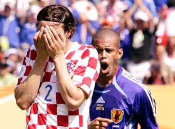 Chắc hẳn tuyển thủ Darijo Srna (2) sẽ rất tiếc khi sút hỏng quả phạt đền