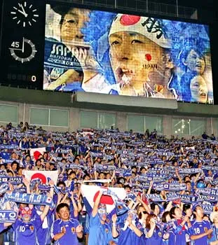 CĐV luôn là nguồn lực giúp các tuyển thủ Nhật chơi bóng không biết mệt mỏi