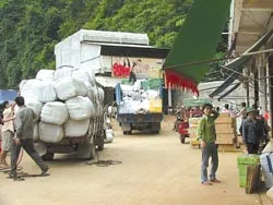 Hàng lậu: tràn lan - Quản lý: nhiều kẽ hở!