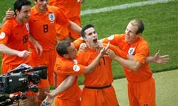 Van Basten gầy dựng một Hà Lan đoàn kết ảnh 1