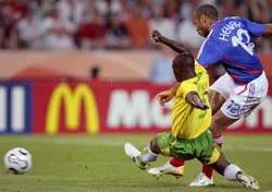 “Tuyển Pháp đã thoát nạn và tự mời mình ở lại giải "