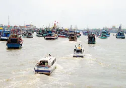 Biển lặng mà như bão quét