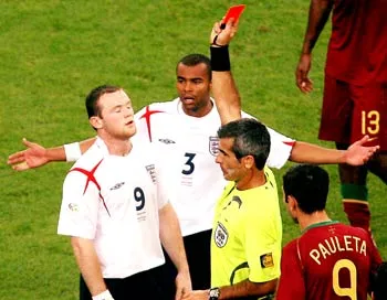 Thẻ đỏ dành cho Wayne Rooney sau pha vào bóng rất thô bạo với Alberto Ricardo Carvalho (16-Bồ Đào Nha)