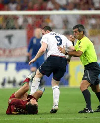 Rooney bị thẻ đỏ vì chơi thô bạo ! ảnh 1