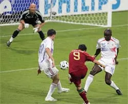 Thuram tỏa sáng, Henry ngã và Zidane ghi bàn