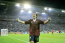 Buffon trước nưỡng cửa kỷ lục ảnh 1