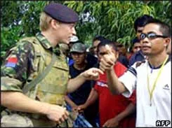 Thủ lĩnh phiến quân giao nộp vũ khí