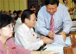 Trách nhiệm: không rõ; giải quyết: chậm trễ!