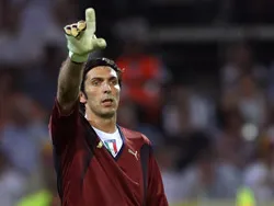 "Săn đuổi" Buffon ảnh 1