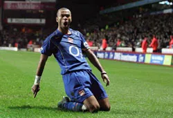 Ashley Cole trên đường tới Chelsea ảnh 1