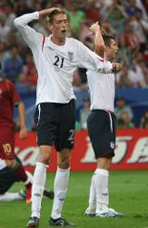 Peter Crouch sẽ không còn là cầu thủ cao nhất ảnh 1