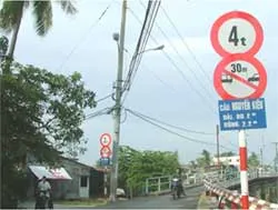 Đèn tín hiệu, biển báo gây mất an toàn