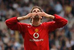 Manchester United có thể phạt Van Nistelrooy 200.000 bảng ảnh 1