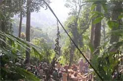 Hàng trăm người dân “xô xát” với lực lượng chức năng