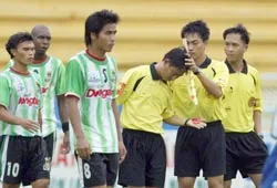 Trọng tài, trọng tài và... Trọng tài ảnh 1