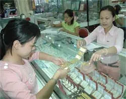 Giá vàng giảm thêm 120.000 đồng/lượng