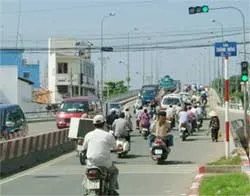 Đang tổ chức lại phân luồng giao thông tại cầu Chánh Hưng